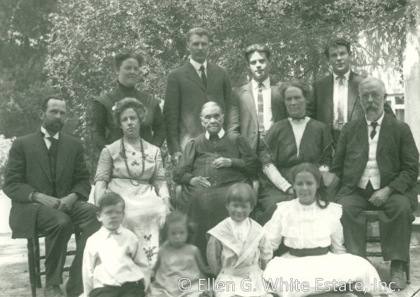 Ellen G. White with family and Elmshaven helpers in 1913.